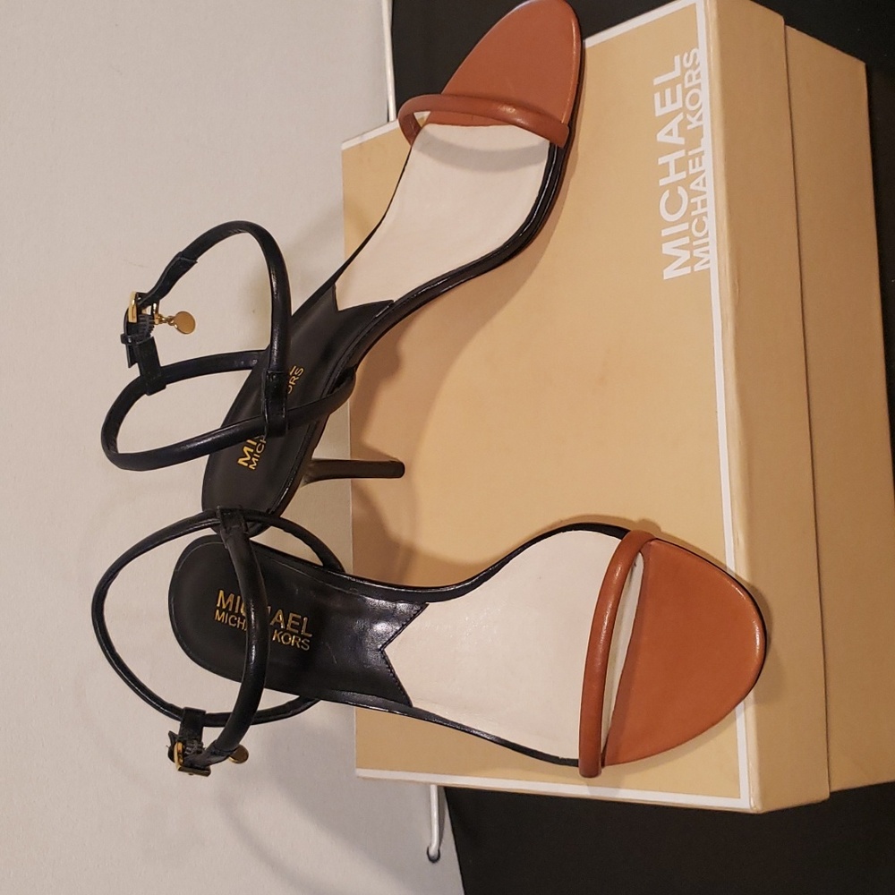 Michael Kors Size 8 Carlene Sandal - Picture 2 of 4